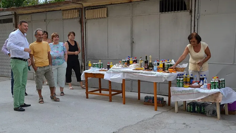 Живеещите в първия саниран блок почерпиха кмета