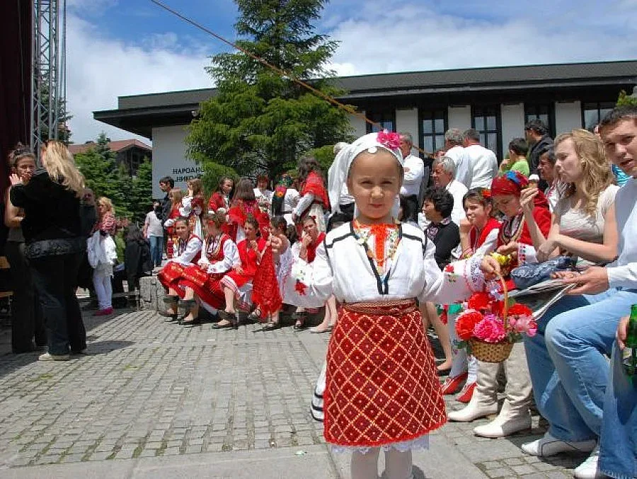 Наши и македонски самодейци се надиграват в Банско