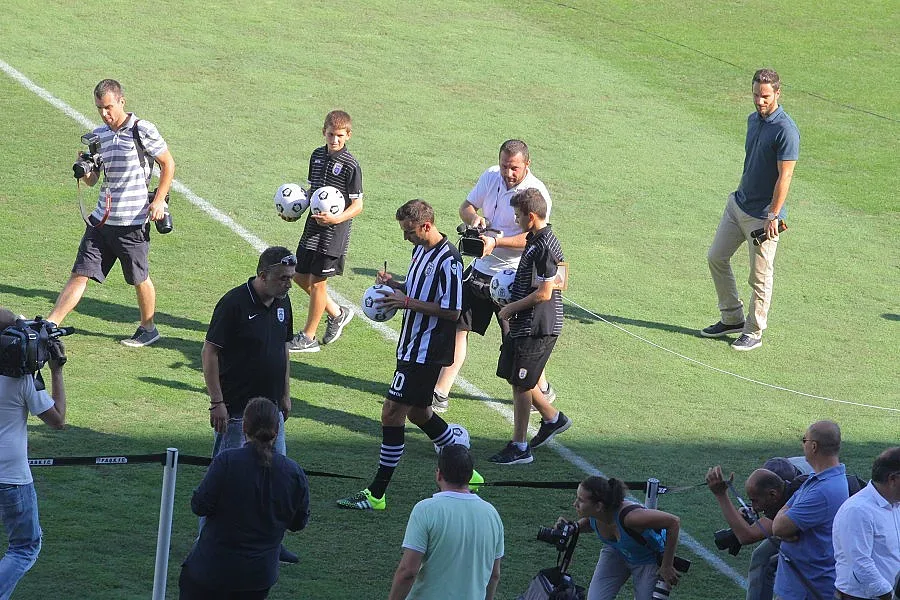 Песни за Бербатов от границата до Солун