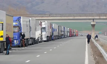 Бавят камионите до 6 часа на границите