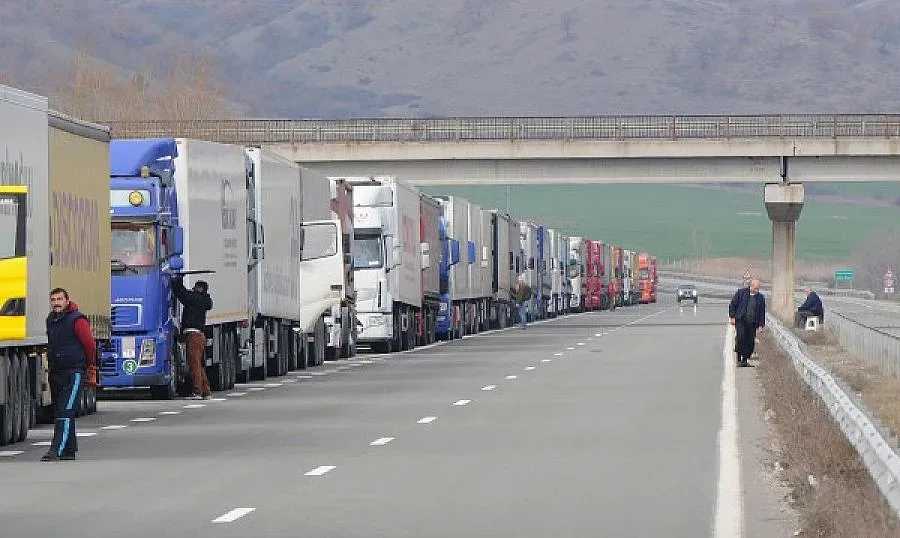 Бавят камионите до 6 часа на границите