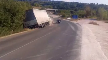 Неуправляем камион едва не предизвика катастрофа (ВИДЕО)