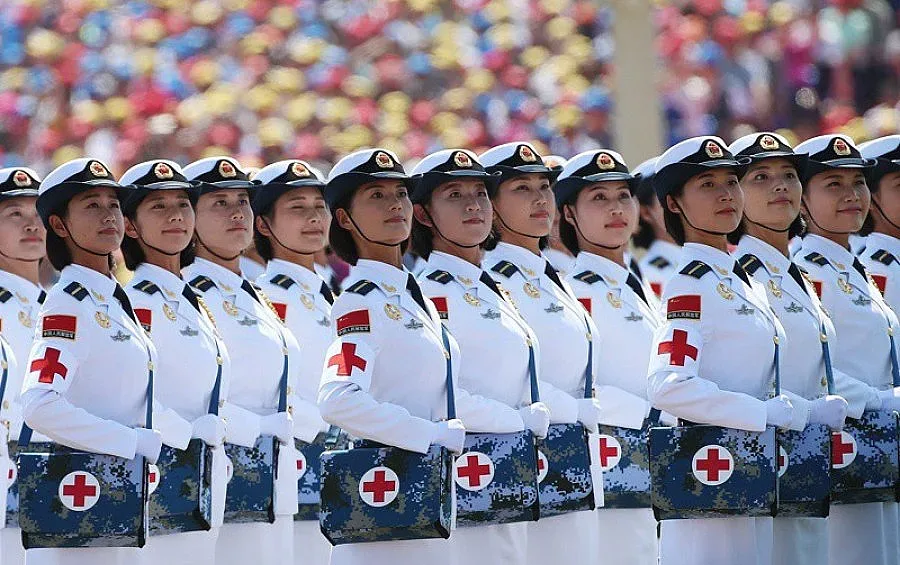 Пекин посрещна мащабен военен парад (СНИМКИ)