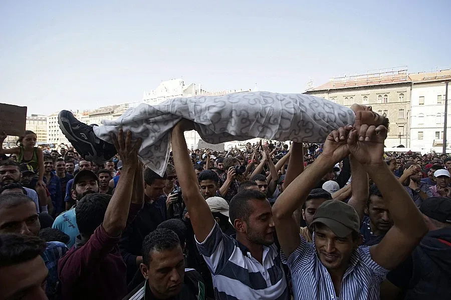 3000 бежанци лагеруват в Будапеща (ОБЗОР)