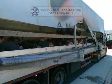 Четирима българи задържани в Солун за трафик на хора