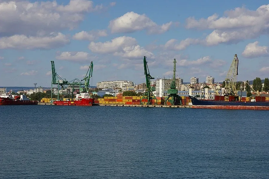 Изоставиха 5 кораба във Варна