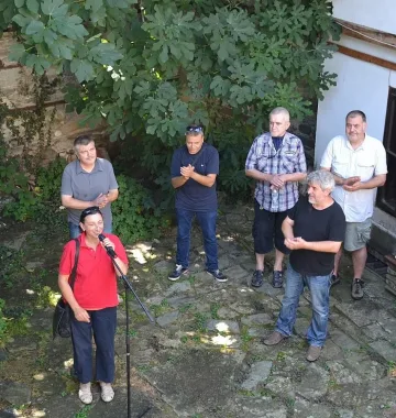 Художници рисуват във вековни къщи