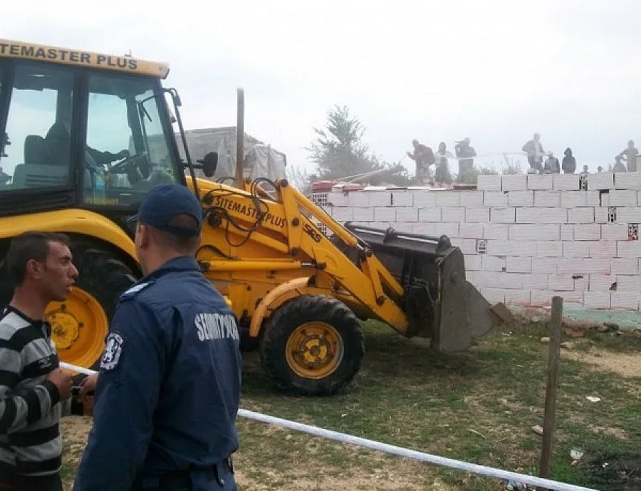 Две незаконни постройки ще отърват временно багерите в Гърмен