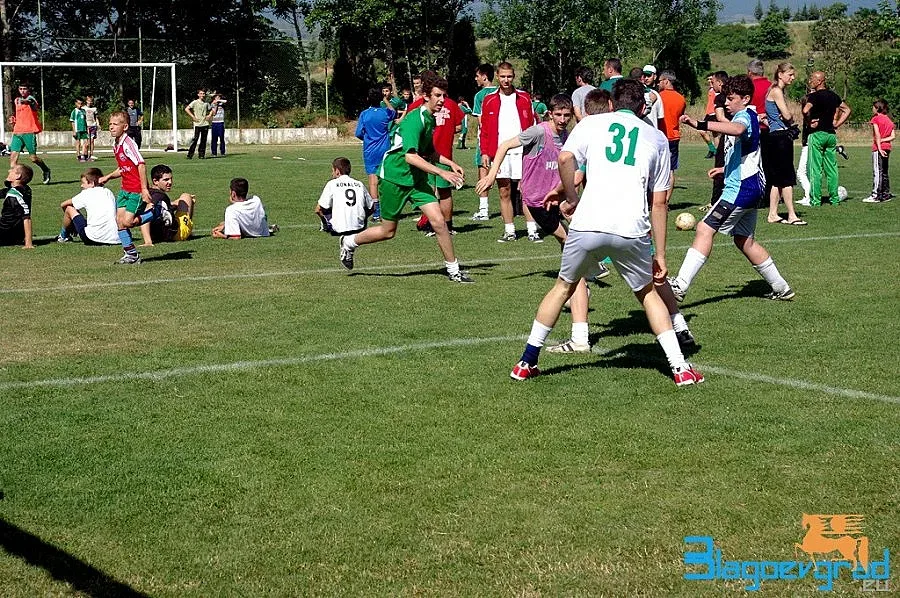 Футболисти с шествие преди турнир