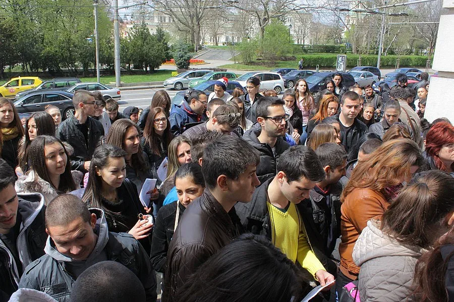 Медици и военни с най-ниска безработица