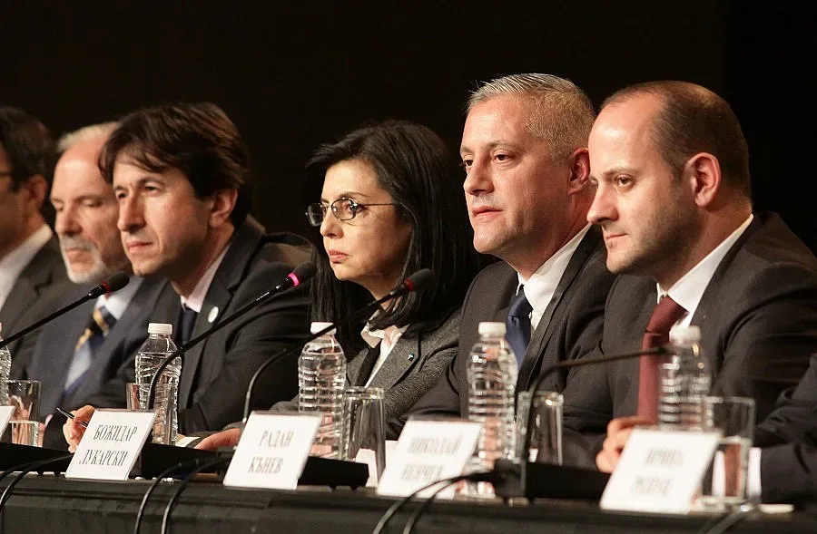 Реформаторите се прегърнаха