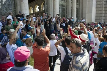 Хиляди емигранти щурмуват влаковете за Австрия и Германия