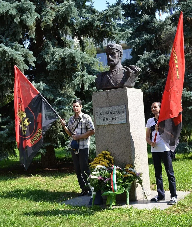 Цветя и почетен караул в памет на Т. Александров