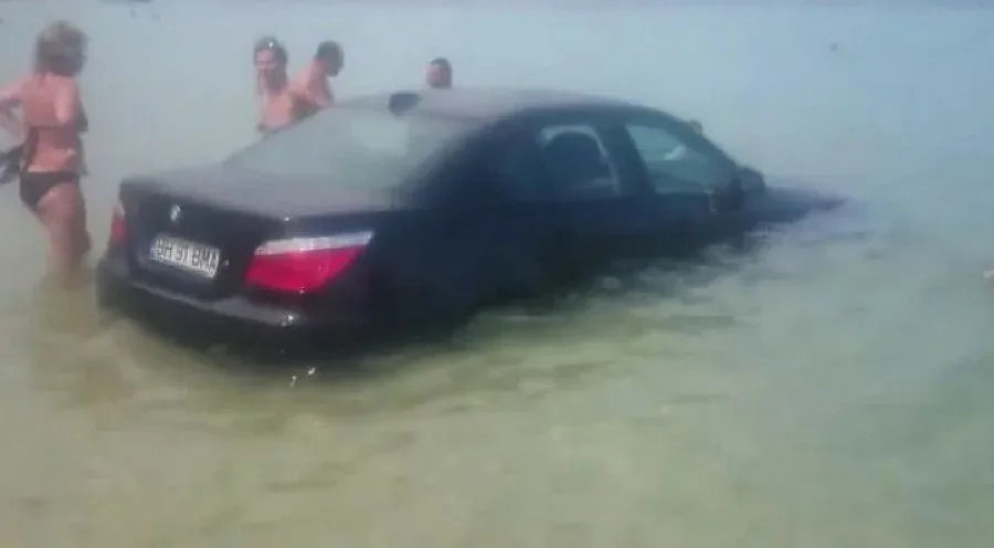 Жена "паркира" в морето (ВИДЕО)