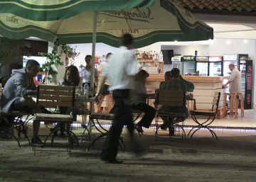 КЗП затвори временно 15 заведения по морето