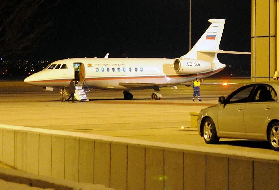 Екип от инженери тестват правителствения самолет заради вчерашния инцидент