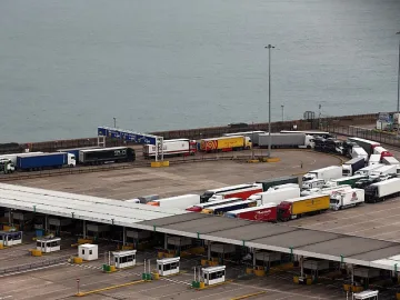 Пристанището в Кале е отново блокирано от протестиращи френски моряци