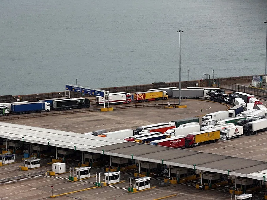 Пристанището в Кале е отново блокирано от протестиращи френски моряци