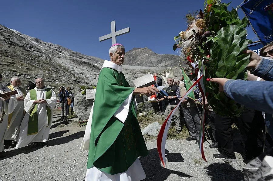 Дядо гръмна двама полицаи заради кучешки лай