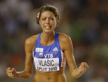 Влашич вече дели  спорта с религията