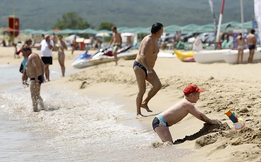 Летовници се връщат с грип от плажа