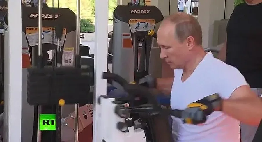 Путин помпа мускули с Медведев (ВИДЕО)