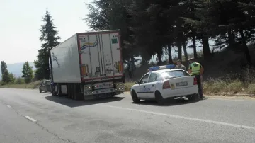 Моторист се блъсна в две коли и ТИР, и избяга веднага