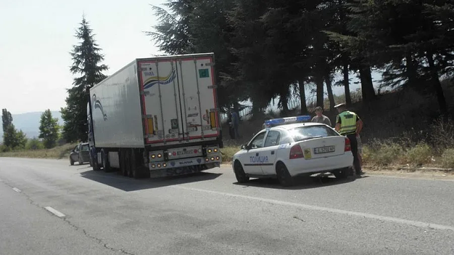 Моторист се блъсна в две коли и ТИР, и избяга веднага