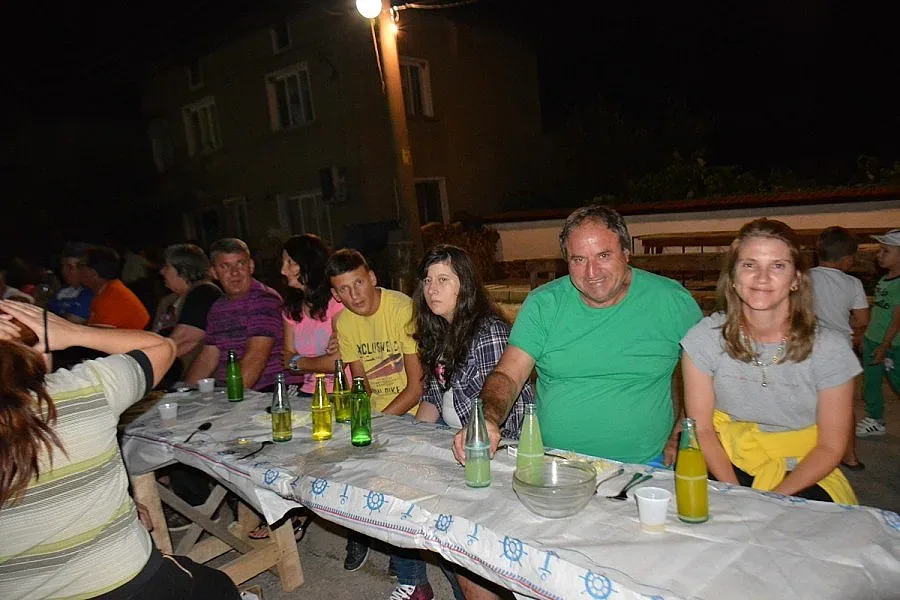 Кукери събраха на курбан приятели и съседи