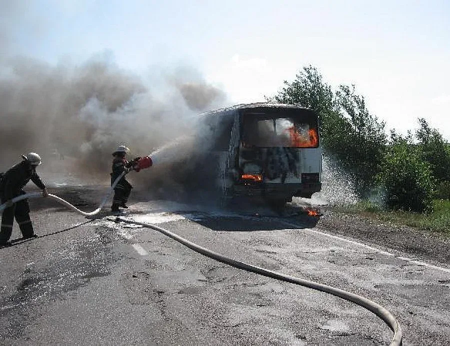 Автобус се запали и изгоря, няма пострадали