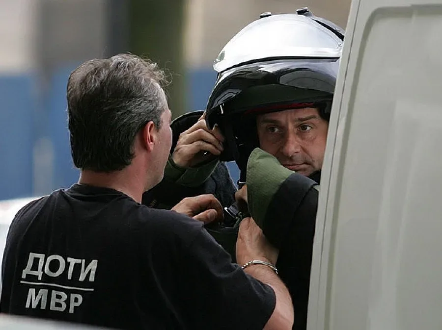 Изоставени куфари блокираха движението на площад „Македония”