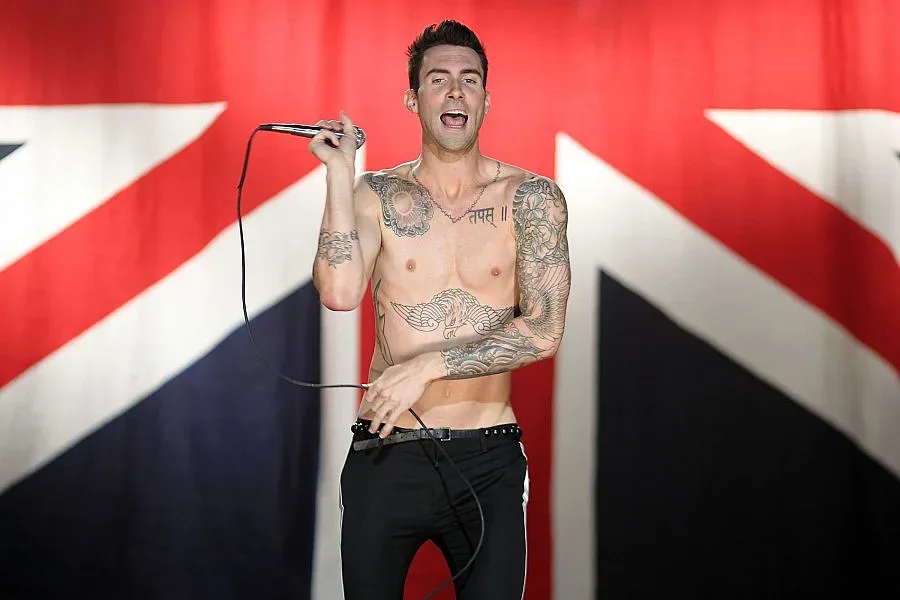 Адам - гол и секси