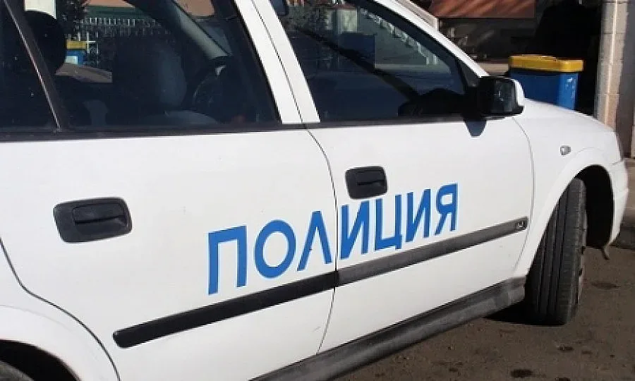 Пиян побойник се барикадира в дома си