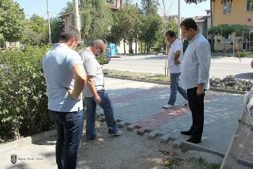 Панов проверява  тротоарите на Търново