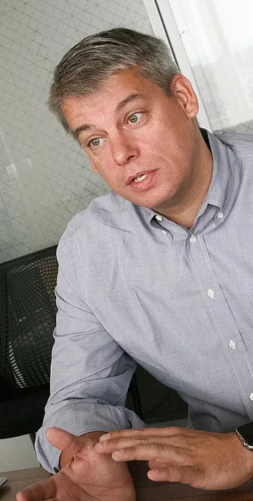 "Юбер" не само вози, но и доставя храни  