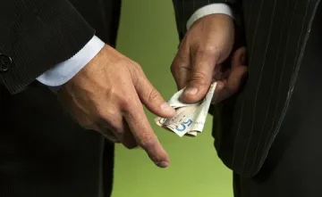 Румъния узаконява подкупите за лекари