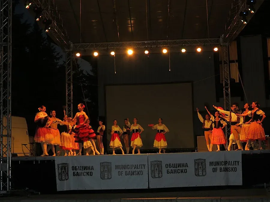 Балерини превзеха  площада в Банско