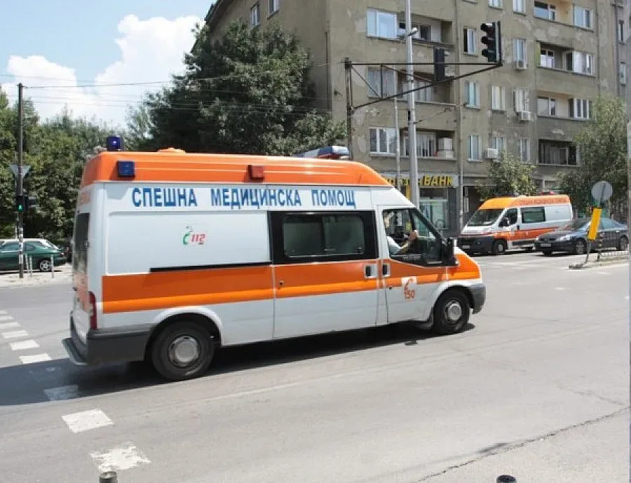 Гаврят се с линейка за простреляно дете