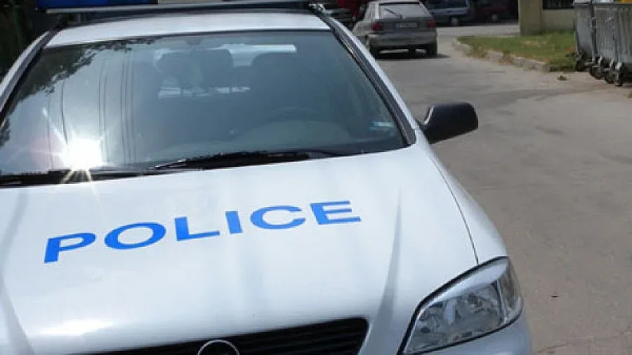 Шофьор блъсна полицай и избяга