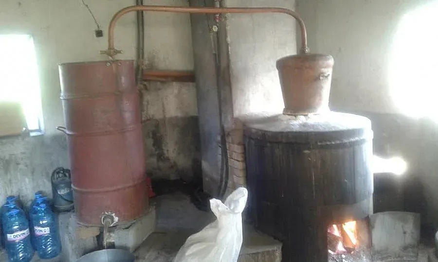 Митничари спипаха над 1500 литра незаконна ракия