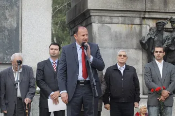 Миков сравни палежа на Партийния  дом с вандализма по паметниците
