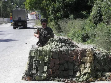 Носят домашна храна  на войниците при Гюешево
