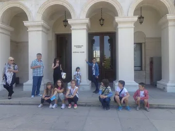 Подариха на малчугани среща с изкуството