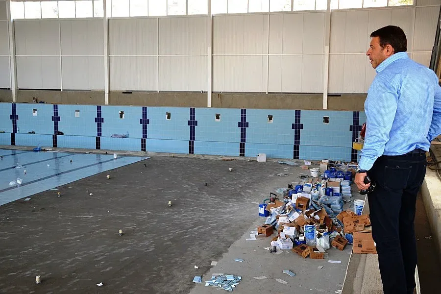 Кмет инспектира строеж на плувен басейн