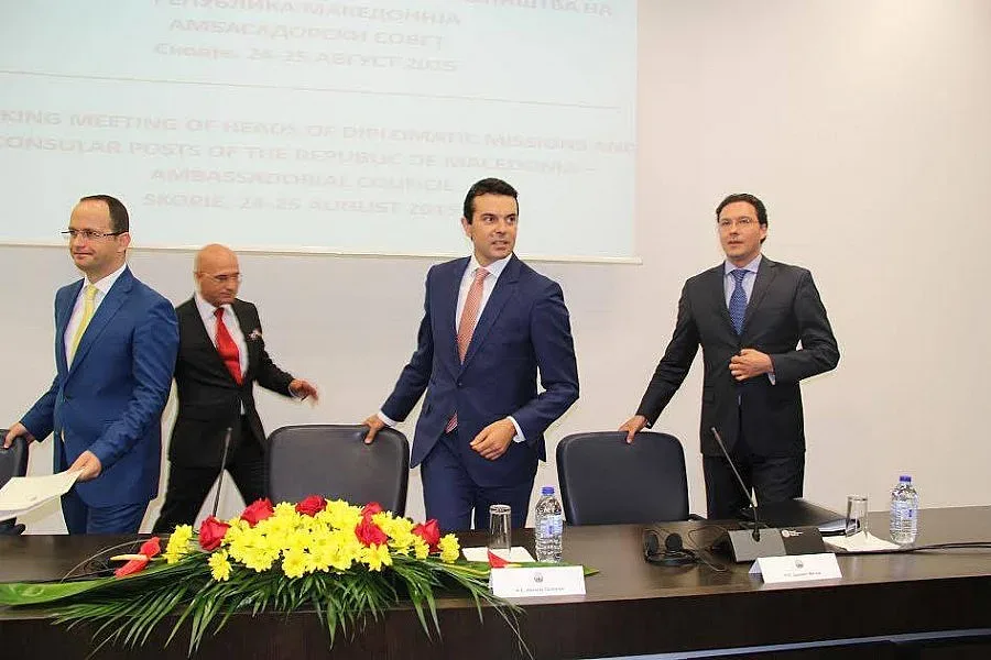 Кабинетът с три плана за бежанците