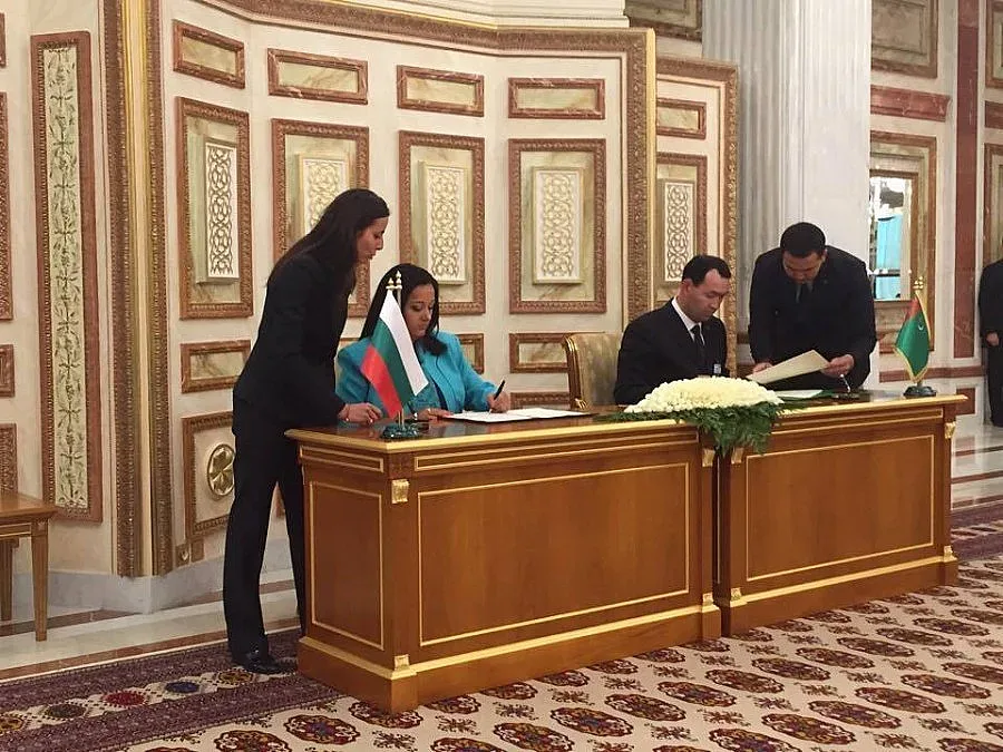 Павлова помага на строителните фирми