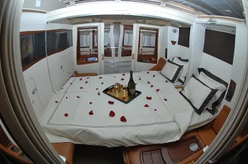 Спалня и телевизор в самолета