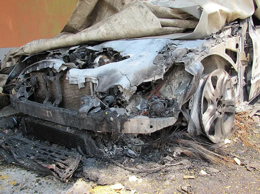 Горящи треви и храсти запалиха кола