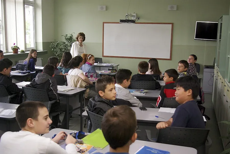 И учителите бягат навън