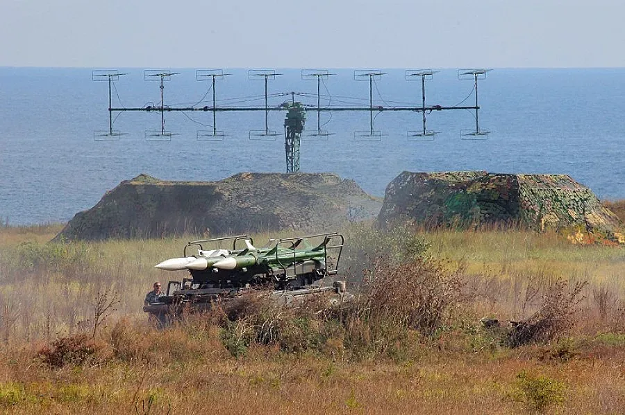 Изтребители удрят мишени в морето